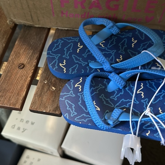 New with tags sandals. Size toddler large 9 to 10 cute blue with fish on them - Picture 6 of 8